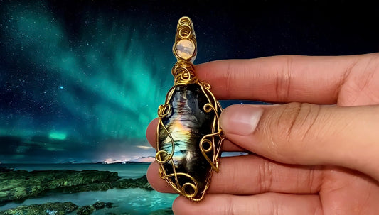 Aura’s Radiance Labradorite Pendant